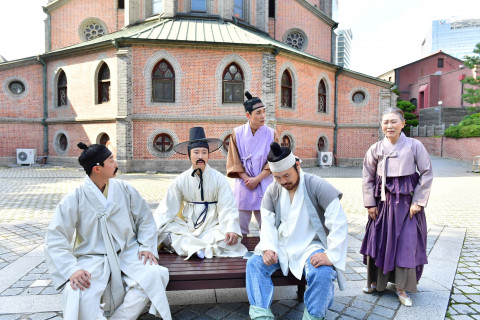 위 사진: 연극 ‘마흔 번째 밤’