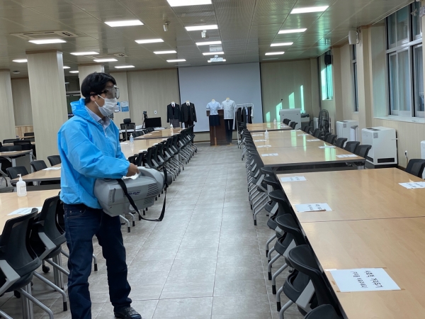위 사진: 대덕고등학교 회의실에 특수항균코팅 방역을 하고 있다.