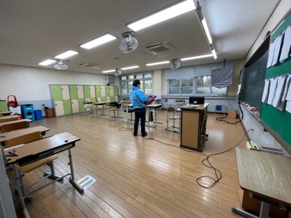 위 사진: 대덕고등학교 교실에서 특수항균코팅 방역을 하고 있다.