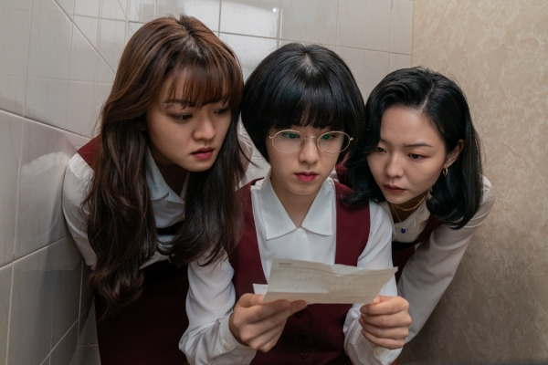 위 사진: 개막작 이종필 감독 "삼진그룹 영어토익반"