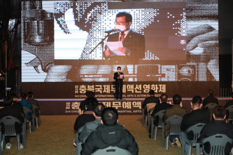 위 사진: 제3회 충북국제무예액션영화제가 청주 문화제조창 잔디광장에서 대단원의 막을 올렸다