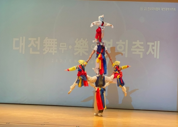 ▲ 위 사진: 국가무령문화재 평택농악보존회의 무동놀이
