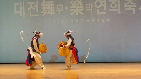 ▲ 위 사진: 국가무령문화재 평택농악보존회의 개인놀이