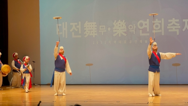 ▲ 위 사진: 국가무령문화재 평택농악보존회의 버나놀이