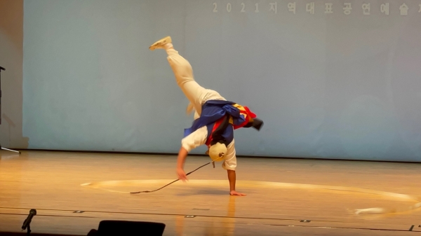 ▲ 위 사진: 국가무령문화재 평택농악보존회의 열두발놀이