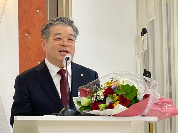 ▲위 사진: 2022년도 대전지구제이씨특우회장 당선자 민경찬 회장이 당선 소감을 발표하고 있다.