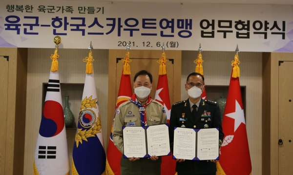 위 사진: 강태선 한국스카우트연맹 총재(왼쪽)와 남영신 육군참모총장(오른쪽)이 업무협약서 교환 후 기념촬영