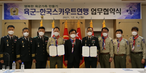 위 사진: 업무협약 후 기념촬영(왼쪽 두번째 강인규 인사참모부장,왼쪽 세번째 고태남 인사사령관, 왼쪽 네번째 강태선 총재, 중앙 안규백 국회스카우트의원연맹 회장, 우측에서 네번째 남영신 육군참모총장, 우측에서 세번째 안병일 한국스카우트연맹 사무총장 등이 자리를 함께했다.