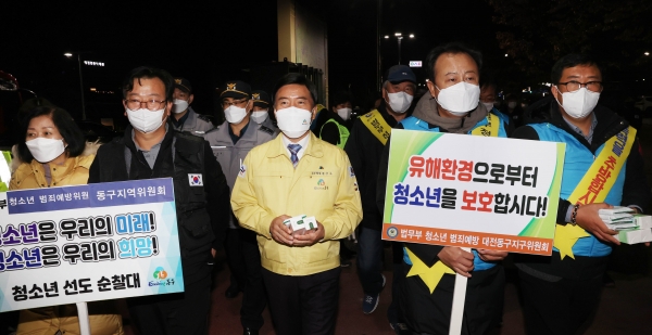 왼쪽부터 이나영 구의원, 김순남 순찰대장, 황인호 구청장, 김용선 회장, 이용준 위원장