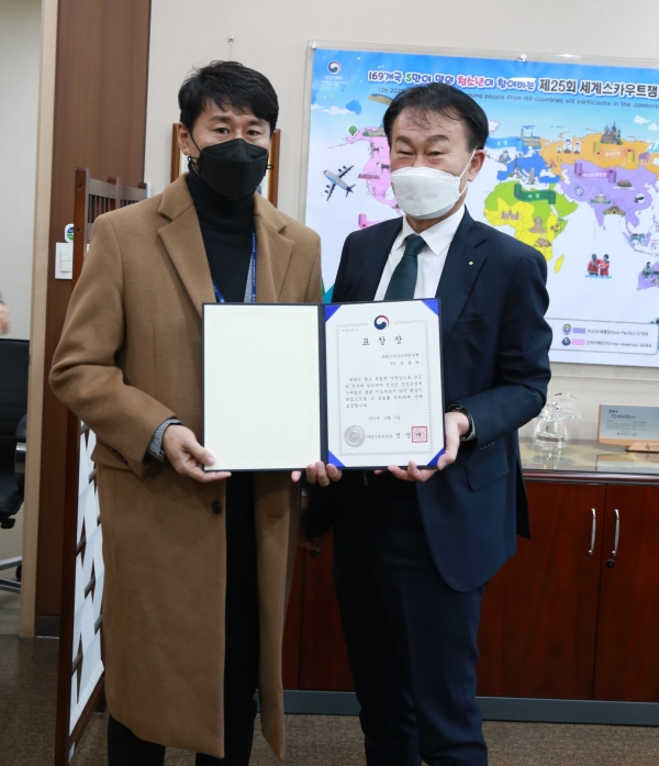 위 사진: 안병일 사무총장(오른쪽)이 조용탁 국회스카우트의원연맹 국장에게 여가부 장관 표창을 수여한 후 기념촬영하고 있다.