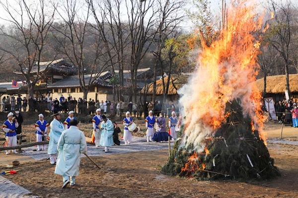 위 사진: [한국민속촌] 달집태우기