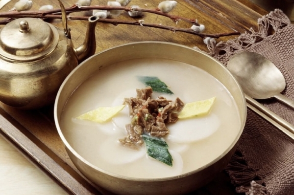 위 사진: ‘떡국 만들기’ 밀키트 체험사업 관련 이미지 ©Korean Food Promotion