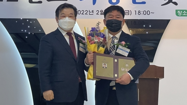 ▲대전지구제이씨특우회 민경찬 회장(좌)이 이임하는 김인기 직전회장(우)에게 재직기념패와 꽃다발을 전달하고 있다.