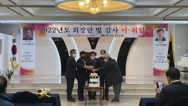 ▲위 사진: 축하케익 절단
