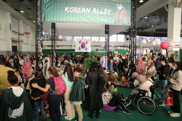 위 사진: 메이드 인 아시아 ‘한국문화존’ 문화체험 사진