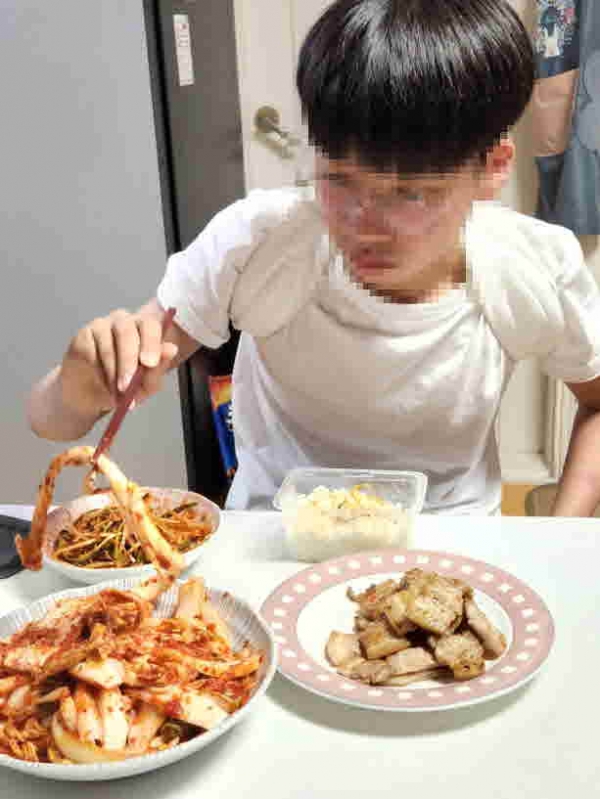 감사 하다며 아이가 맛있게 먹는 모습을 어머님이 보내온 학생 사진