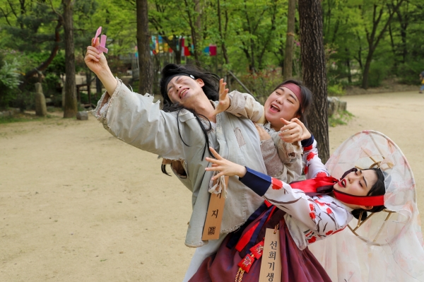 위 사진: 홍길동의 선물 보따리 [한국민속촌 제공]