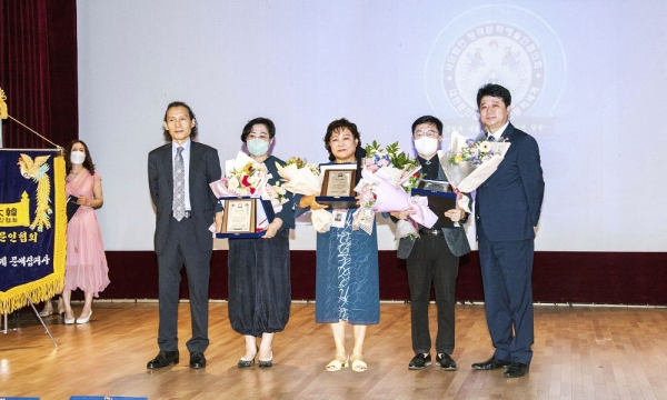 위 사진: 신인문학상 한정서 작가, 신향숙 시인, 김명호 시인 (상장 수여 김락호 이사장, 상패 수여 추천인 주응규 부이사장)