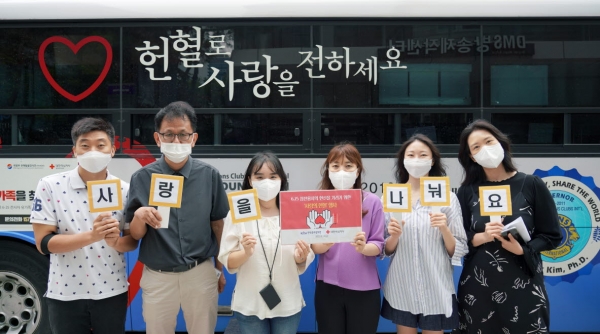 위 사진: 한국문화정보원, 사랑의 헌혈 행사 사진