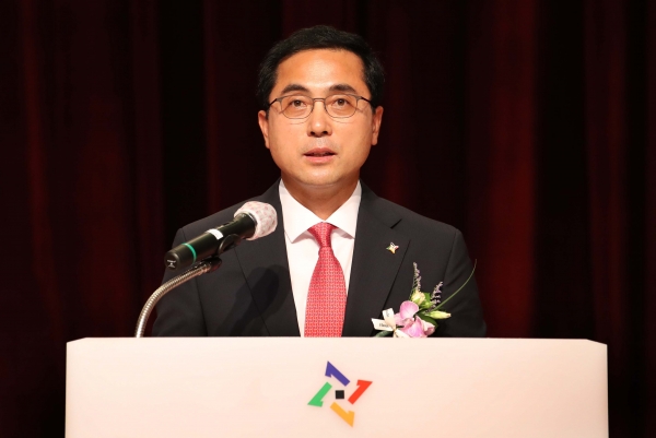 위 사진: 민선8기 제9대 박희조 동구청장이 취임사를 하고 있다