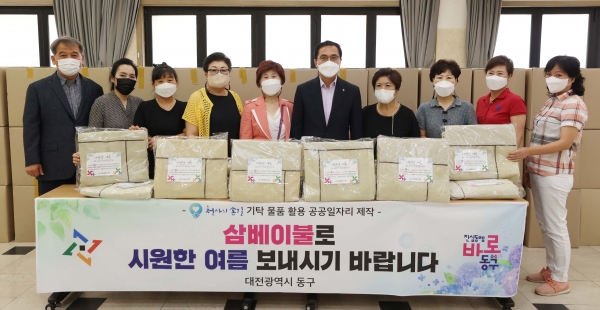 위 사진: 삼베 기탁식