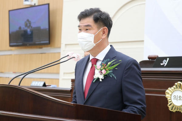 위 사진: 265회 임시회에서 강정규 의원이 건의안 제안설명을 하고 있다