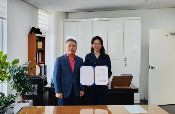 위 사진: 사단법인 한국국악협회 대전광역시지회 이환수 지회장(좌)은 홍보대사로 대전국악방송 정영미 아나운서(우)를 위촉했다.