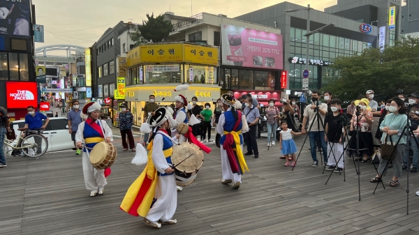 위 사진: 참소리풀물단원들이 여러가지 솜씨를 보이고 있다.