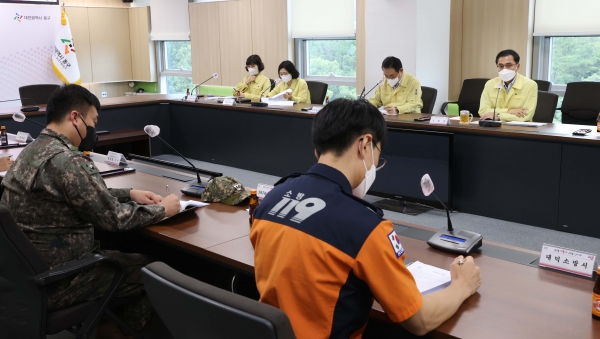 박희조 동구청장이 전시 주요 현안과제 토의를 주재하고 있다.