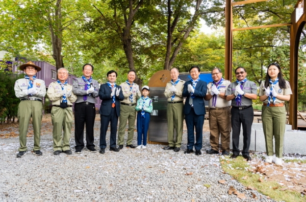 위 사진: 경기도 고양시 덕양구 한국스카우트연맹 중앙훈련원에서 열린 '한국스카우트운동 100주년 창립기념식'에서 참석자들이 스카우트 100년의 길 제막 행사를 열고 있다