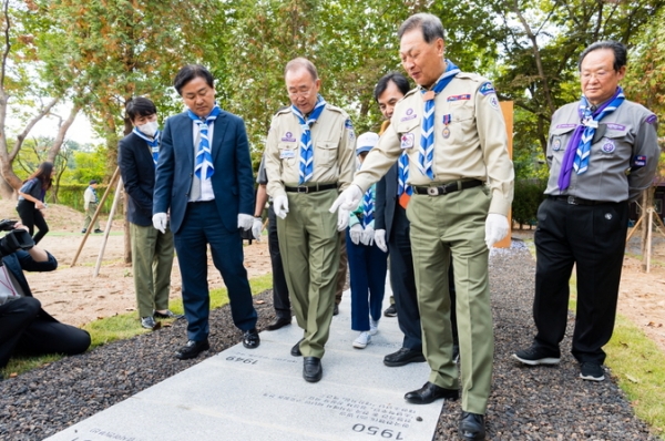 위 사진: 경기도 고양시 덕양구 한국스카우트연맹 중앙훈련원에서 열린 '한국스카우트운동 100주년 창립기념식'에서 참석자들이 스카우트 100년의 길을 걷고 있다