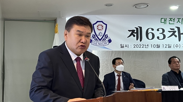 위 사진: 2023년도 대전지구제이씨특우회장 김동진 당선인이 당선 소감을 발표하고 있다