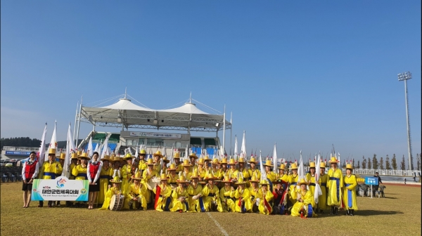 위 사진: 대전시민취타대가 제15회 태안군민체육대회에서 공연을 마치고 기념사진을 촬영하고 있다
