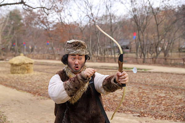 위 사진: [한국민속촌] 겨울사냥터 활쏘기