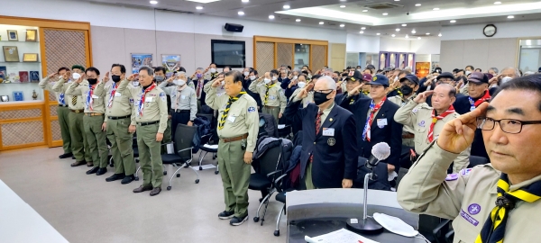 위 사진: 한국스카우트연맹 훈련교수회 정기총회에서 스카우트 선서를 하고있는 모습