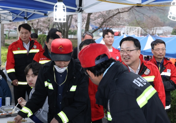 자원봉사자들께 인사를 전하는 이장우시장