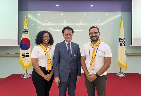 위 사진: 안병일 사무총장(앞줄 중앙)이 26일 오후에 한국스카우트연맹을 예방한 KOICA 글로벌연수생 중 도미니카공화국 스카우트지도자와 기념촬영