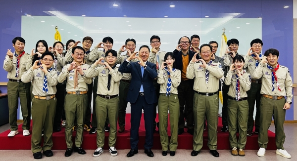 위 사진 : 강태선 총재(왼쪽 4번째)가 2024년 시무식 후 직원들과 기념촬영하고 있다