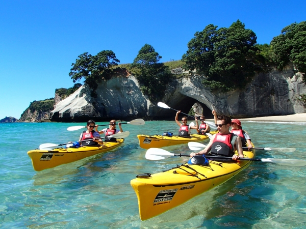 위 사진: 커시드럴 코브 카약투어_ⓒCathedral Cove Kayaks