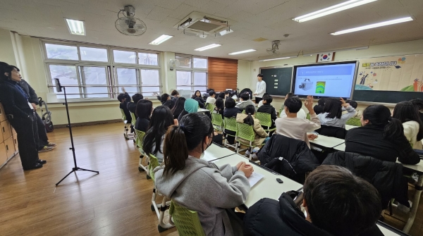 위 사진 : 대전성천초, ‘선배가 들려주는 과학이야기와 이공계 직업 세계’ 교육기부 프로그램 운영(대전성천초 제공)