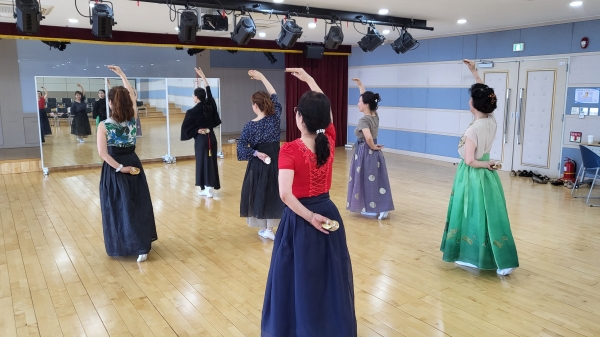 위 사진 : 한국무용 강좌 모습