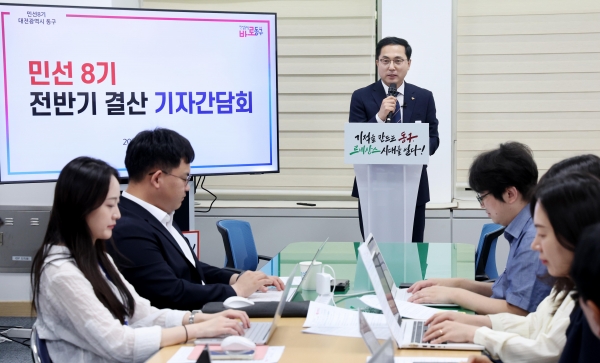 사진 설명: 대전광역시의회 기자실에서 2주년 기자간담회 진행하는 박희조 동구청장 모습 / 동구청 제공