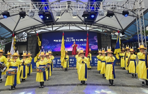 제17회 대전시민국악축전 1일차 7월 6일 이환수 지회장이 개막선언을 하고 있다.