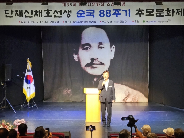 가은(佳恩) 이환수 제35회 대전시문화상 수상 기념 공연 전 김제선 대전중구청장 축사를 하고 있다.