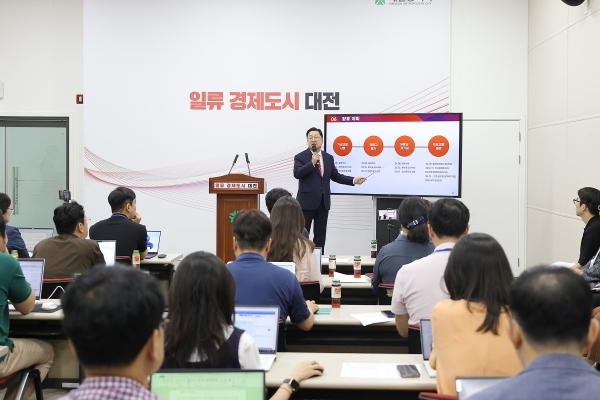 (사진제공=대전시)이장우 대전시장이 유등교 전면 철거 후 교량 재가설 과 관련해 브리핑을 하고 있다.