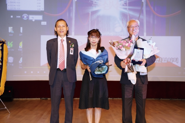 우리말 시 짓기 공모전 금상 상장 상패 수여 김락호 이사장, 주야옥 시인, 김정섭 시인