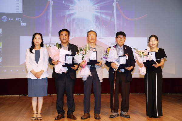 우리말 시 짓기 은상 상장,상패 수여 김혜정 심사위원 김재덕 시인, 박희홍 시인, 이문희 시인, 이고은 시인