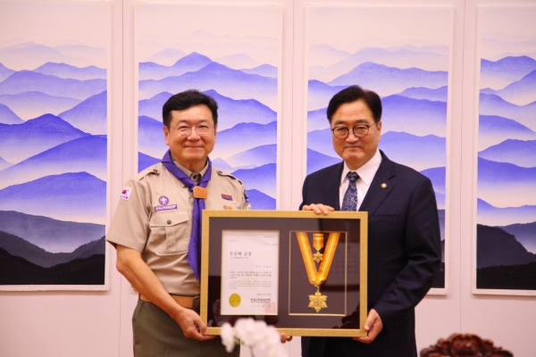 위 사진: 왼쪽부터 이찬희 총재와 우원식 국회의장(사진제공-한국스카우트연맹)