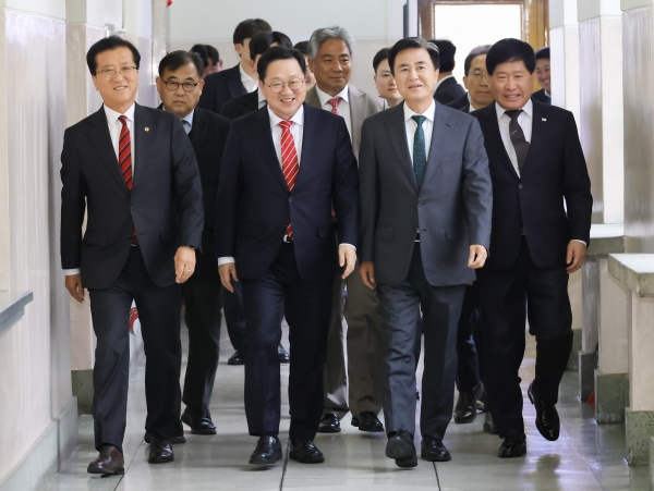 1. 미래를 향한 충청인의 도약, 대전 충남 통합 추진 공동 선언-4(재송)
