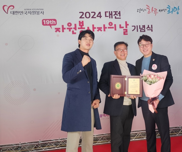오른쪽 부터 정진수 사무장, 김순남단장, 성열우회장 (사진제공/태권아트코리아)
